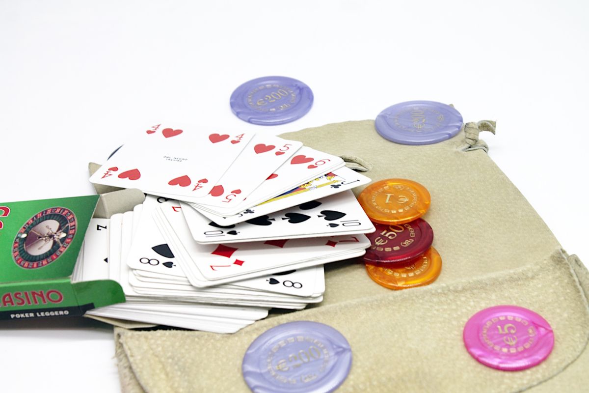 Set da gioco con carte e fiches