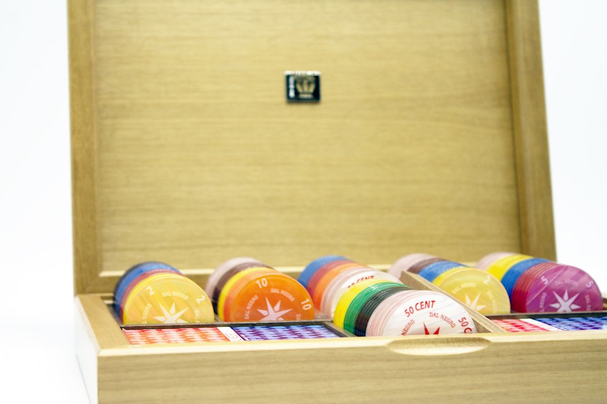 Set da gioco con carte e fiches